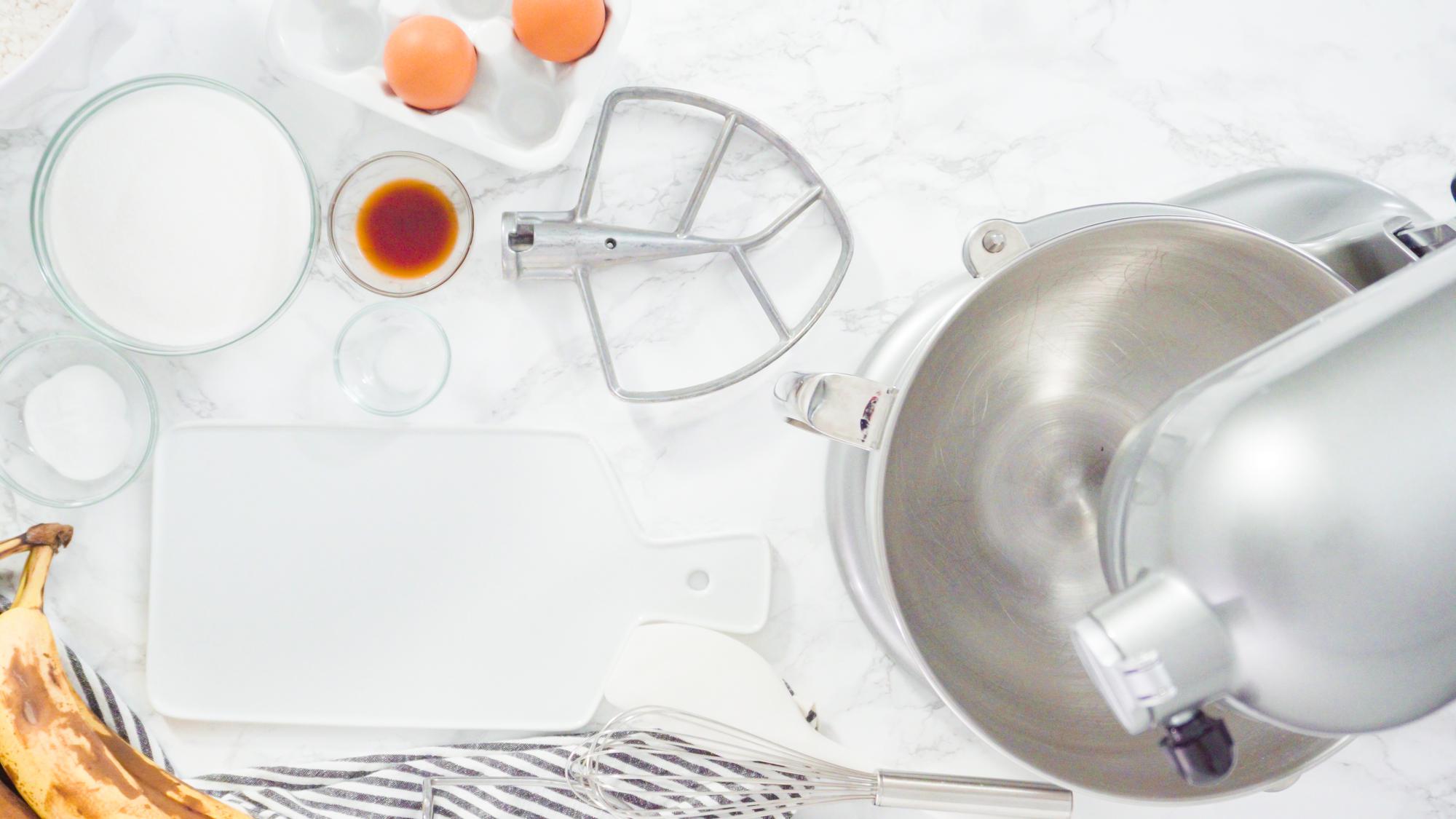 Cucina luminosa con attrezzatura professionale